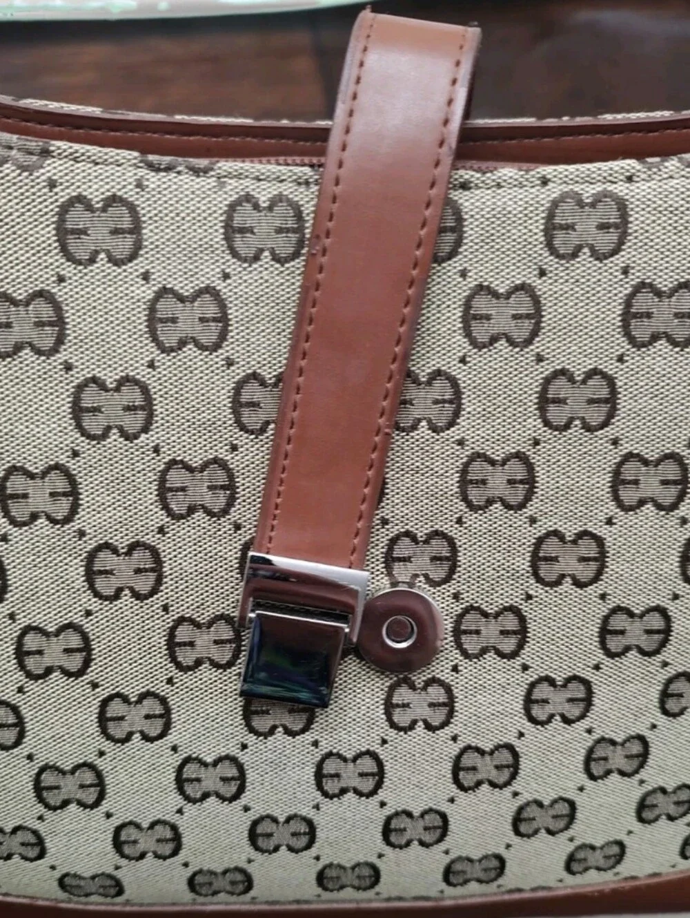 The Unbranded Brand stylish shoulder